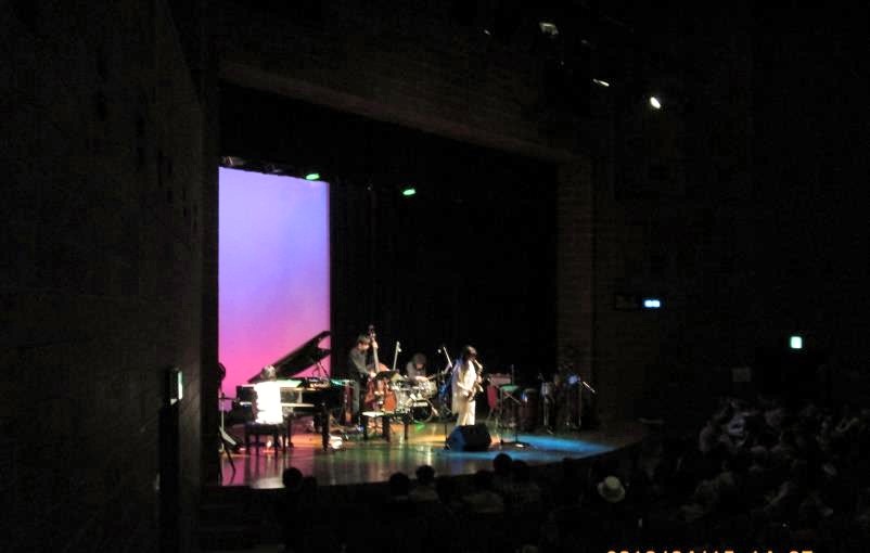 神奈川公会堂リニューアルオープニングイベントJazz Liveのようす ホワイエ 2018年4月15日 神奈川公会堂リニューアルオープニングイベントJazz Live 大勢のお客様