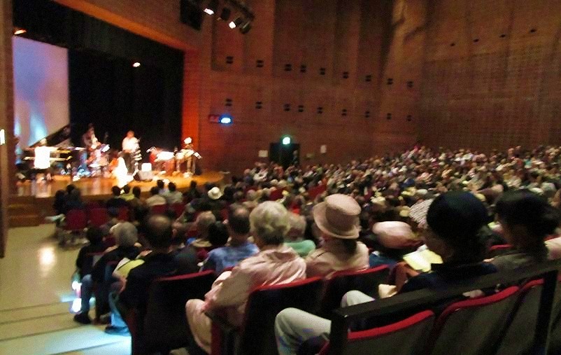 神奈川公会堂リニューアルオープニングイベントJazz Liveのようす 大勢のお客様 2018年4月15日 神奈川公会堂リニューアルオープニングイベントJazz Live ロビーの様子